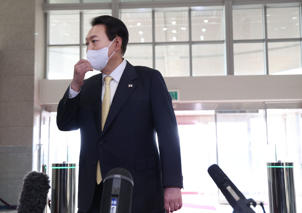 윤석열 대통령이 18일 오전 서울 용산 대통령실 청사로 출근, 기자들과 질의응답을 마친 뒤 집무실로 향하고 있다. [연합]