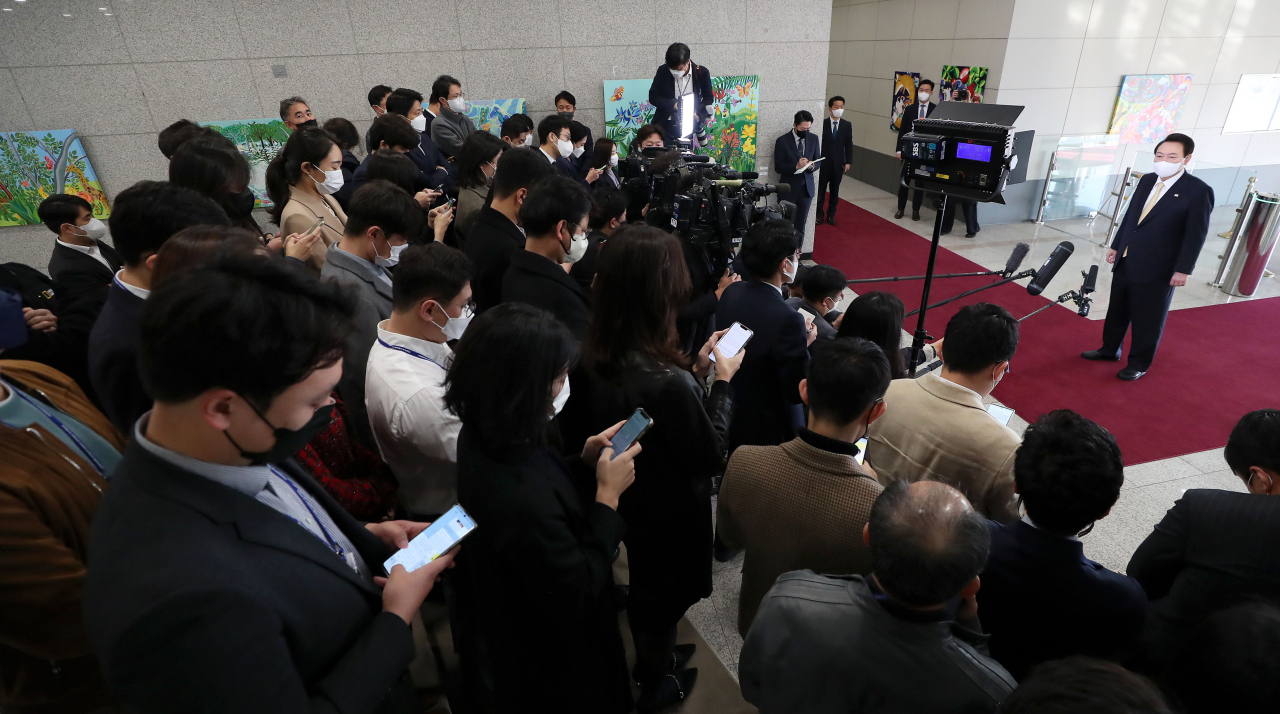 윤석열 대통령이 18일 오전 서울 용산 대통령실 청사로 출근, 기자들과 질의응답을 하고 있다. [연합]