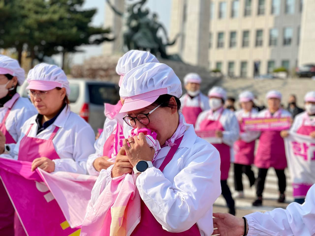 전국학교비정규직노동조합 급식실 조합원이 지난 8일 서울 영등포구 국회 본관 계단에서 열린 학교급식실 폐암 산재 대책 마련과 노동환경 개선 예산 편성을 요구하는 기자회견에서 눈물을 흘리고 있다. [연합]