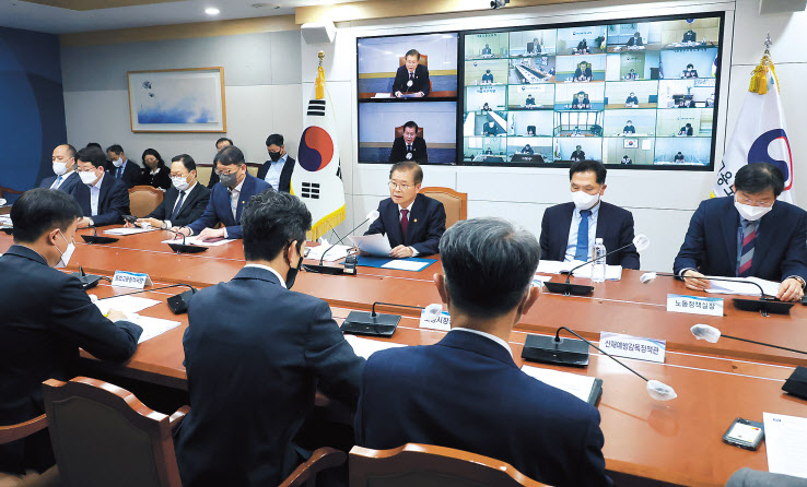 이정식 고용노동부 장관이 21일 오후 정부세종청사에서 주요 실·국장 및 48개 전국 지방관서장 등이 참석한 가운데 전국 기관장 회의를 주재하고 있다. 이 장관은 이 자리에서 노동계의 잇따른 파업 예고와 관련해 “노사를 불문하고 불법행위에 대해서는 국토교통부, 경찰청 등과 함께 긴밀한 협조체계를 구축해 엄정 대응할 것”이라고 강조했다. [연합]