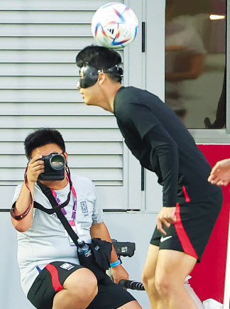 2022 카타르 월드컵 대표팀 손흥민이 21일(현지시간) 카타르 도하 알에글라 훈련장에서 실시된 훈련에서 손준호와 트래핑 훈련 중 머리로 공을 받아내고 있다. [연합]