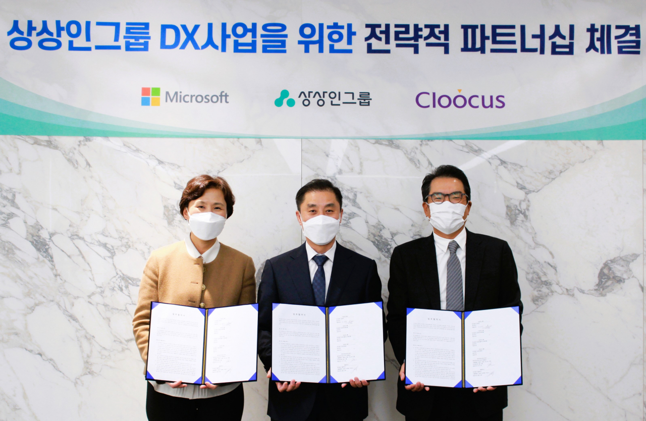 지난 21일 상상인증권 본사에서 열린 상상인그룹·한국마이크로소프트·클루커스 간 업무협약식에서 참석자들이 기념촬영을 하고 있다. 사진 왼쪽부터 이지은 한국마이크로소프트 대표, 이민식 상상인 대표, 홍성완 클루커스 대표.[상상인 제공]