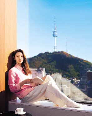 롯데홈쇼핑과 롯데호텔의 모델로 나선 가상인간 루시가 롯데호델서 호캉스를 즐기는 모습. [롯데홈쇼핑 제공]