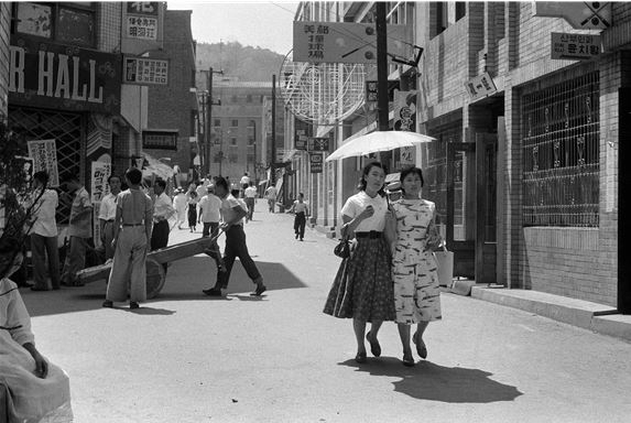 한영수(1933-1999),서울 명동, 1956-1963, 젤라틴 실버 프린트, 40.6&times;50.8cm, [사진=한영수문화재단]