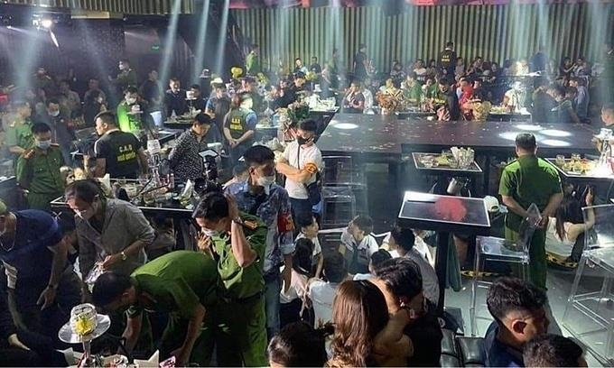 돔 클럽을 급습해 마약류 단속에 나선 공안과 고객들. [VN익스프레스 사이트 캡처]
