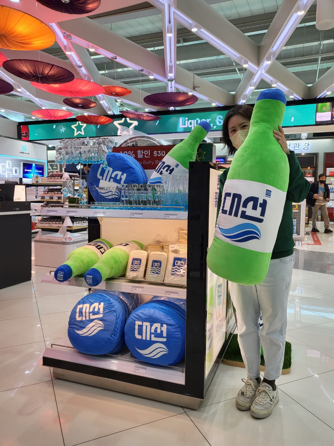 김해공항 국제선 2층 출국장 면세점에서 판매되고 있는 대선 굿즈와 소주 제품. [대선주조 제공]