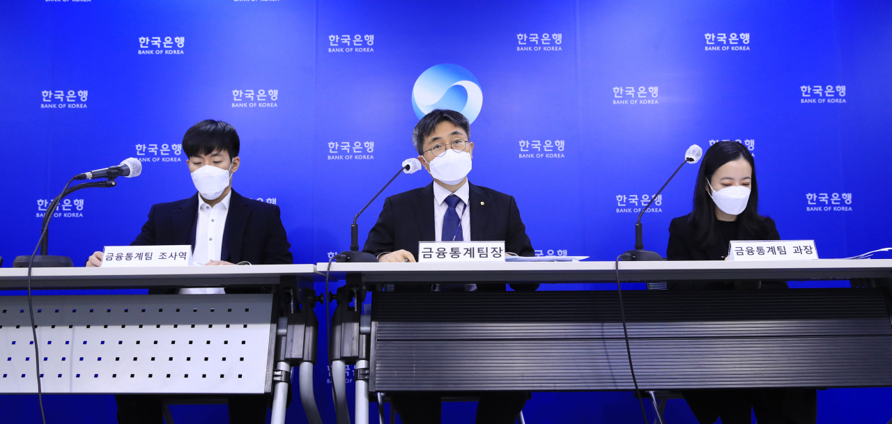 박창현 한국은행 경제통계국 금융통계팀장이 22일 오전 서울 중구 한국은행에서 2022년 3/4분기 가계신용(잠정)의 주요 특징을 설명하고 있다.