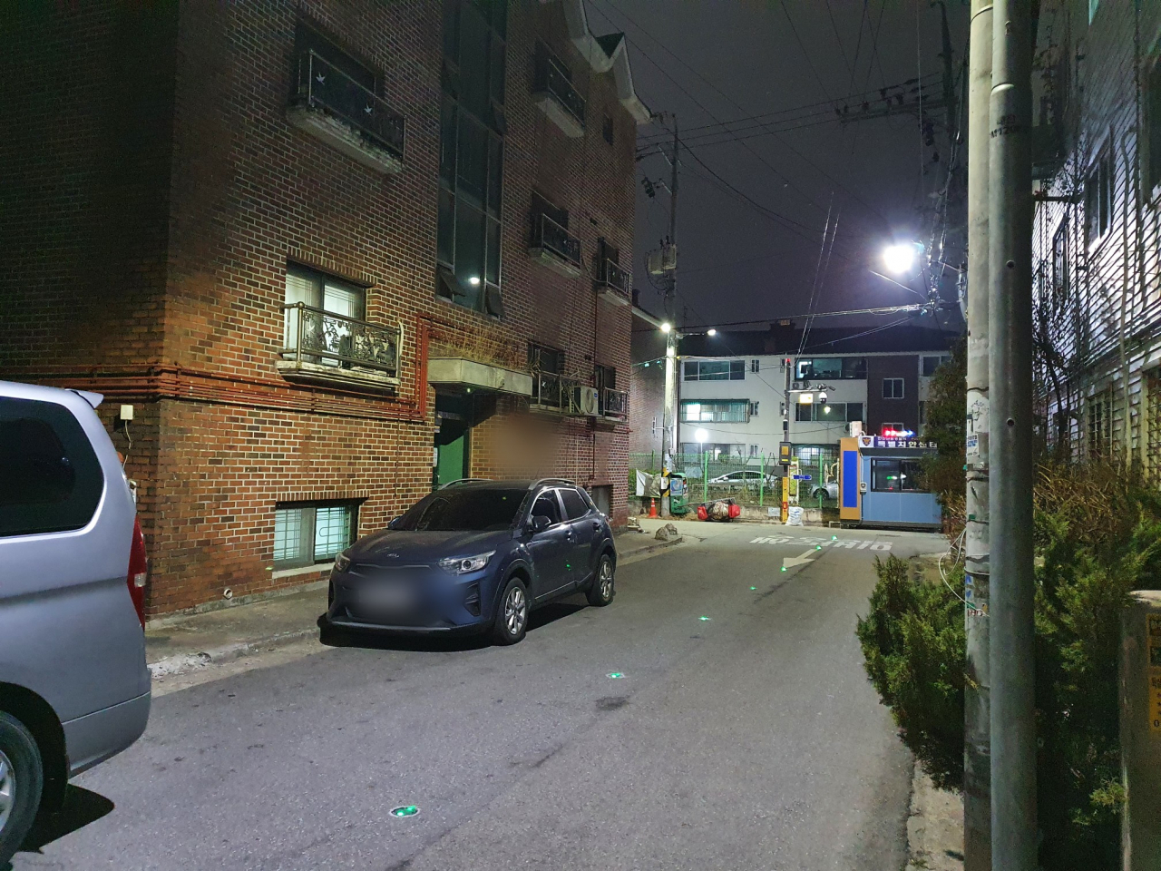 경기 안산시 단원구의 조두순 집 앞. 밤이 되자 집 앞 거리에 녹색 점등불이 켜졌다. 바로 우측에 경찰관들이 조두순 집 주변을 감시하기 위해 설치한 특별치안센터가 있다. 김지헌 기자/raw@heraldcorp.com