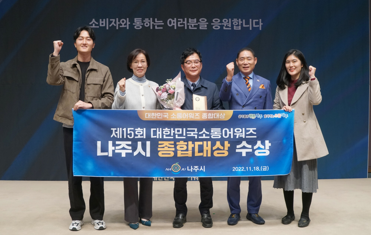 홍세창뉴미디어팀장(가운데)이 종합대상을 수상하고 있다