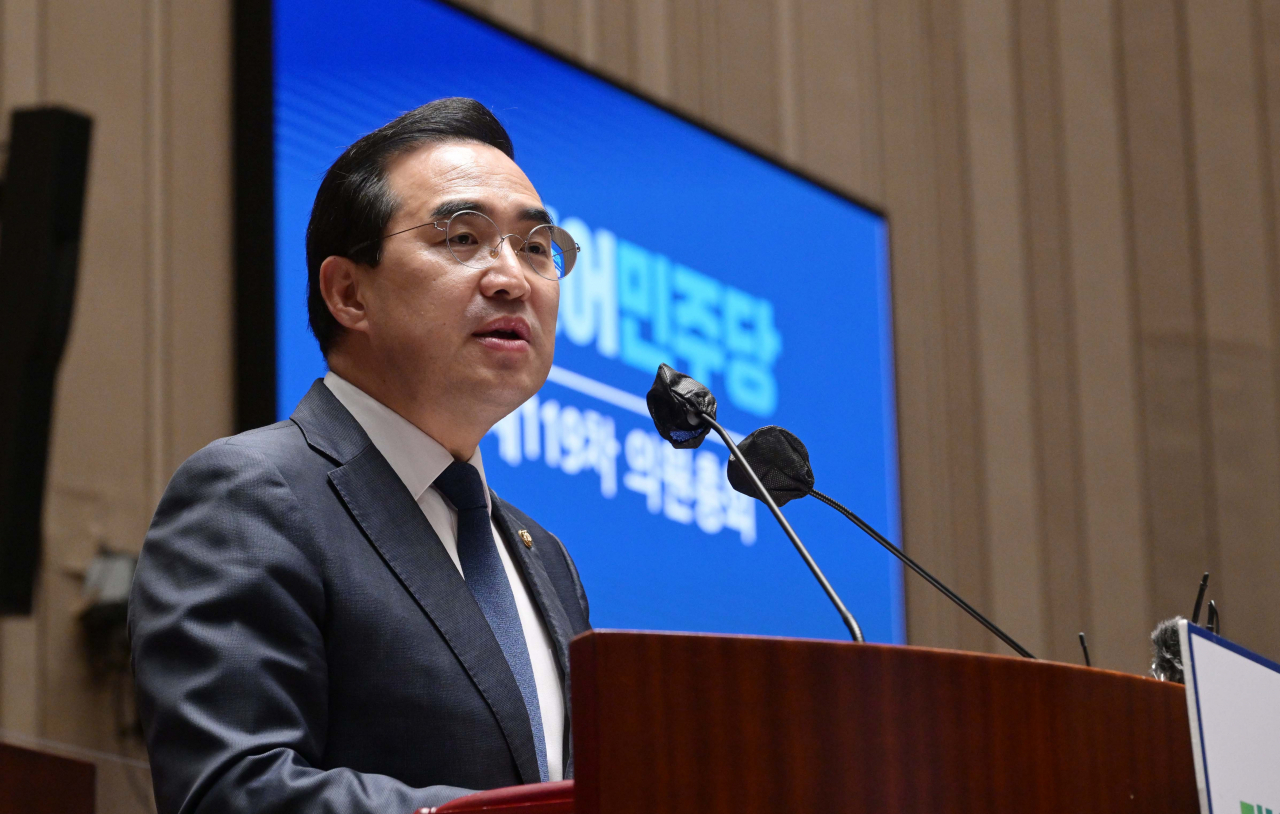 박홍근 더불어민주당 원내대표가 22일 서울 여의도 국회 예결위회의장에서 열린 의원총회에 참석해 발언하고 있다. 이상섭 기자