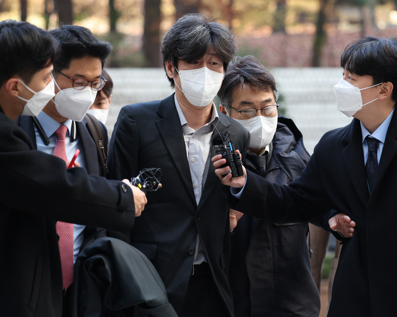 남욱(가운데) 변호사가 21일 오전 서울 서초구 서울중앙지방법원에서 열린 대장동 개발 사업 로비·특혜 의혹 관련 1심 속행 공판에 출석하기 위해 법정으로 향하고 있다. 남 변호사는 이날 구속기간 만료로 석방돼 불구속 상태로 재판을 받게 됐다. [연합]