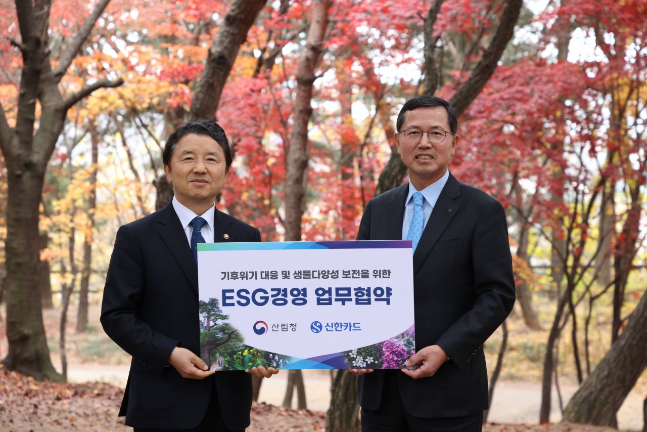 신한카드는 산림청과 함께 기후 위기 공동 대응과 친환경 경영을 위한 업무협약식을 22일 서울 남산 야외 식물원에서 진행했다. 이날 협약식에 참석한 남성현 산림청장(왼쪽)과 임영진 신한카드 사장이 기념사진을 촬영하고 있다.[신한카드 제공]