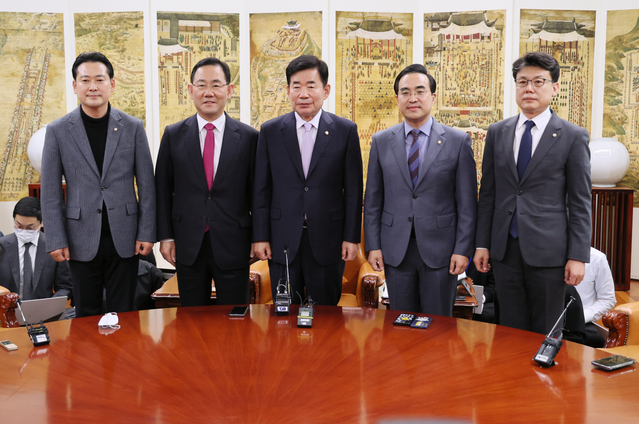 김진표 국회의장이 21일 오후 국회 의장집무실에서 열린 교섭단체 원내대표 주례회동에서 양당 원내지도부와 기념촬영을 하고 있다. 왼쪽부터 장동혁 국민의힘 원내부대표, 주호영 국민의힘 원내대표, 김 의장, 박홍근 더불어민주당 원내대표, 진성준 더불어민주당 원내수석부대표. [연합]