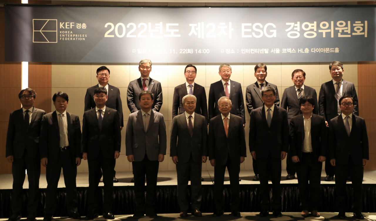 금한승(앞줄 왼쪽부터) 환경부 기후탄소정책실장, 손영식 신세계 대표이사, 조현일 한화 컴플라이언스위원회 사장, 김정각 금융위원회 상임위원, 이인용 삼성전자 사장, 손경식 경총회장, 가삼현 한국조선해양 부회장, 김광일 금융위 공정시장 과장, 이동근 경총 부회장. [경총 제공]