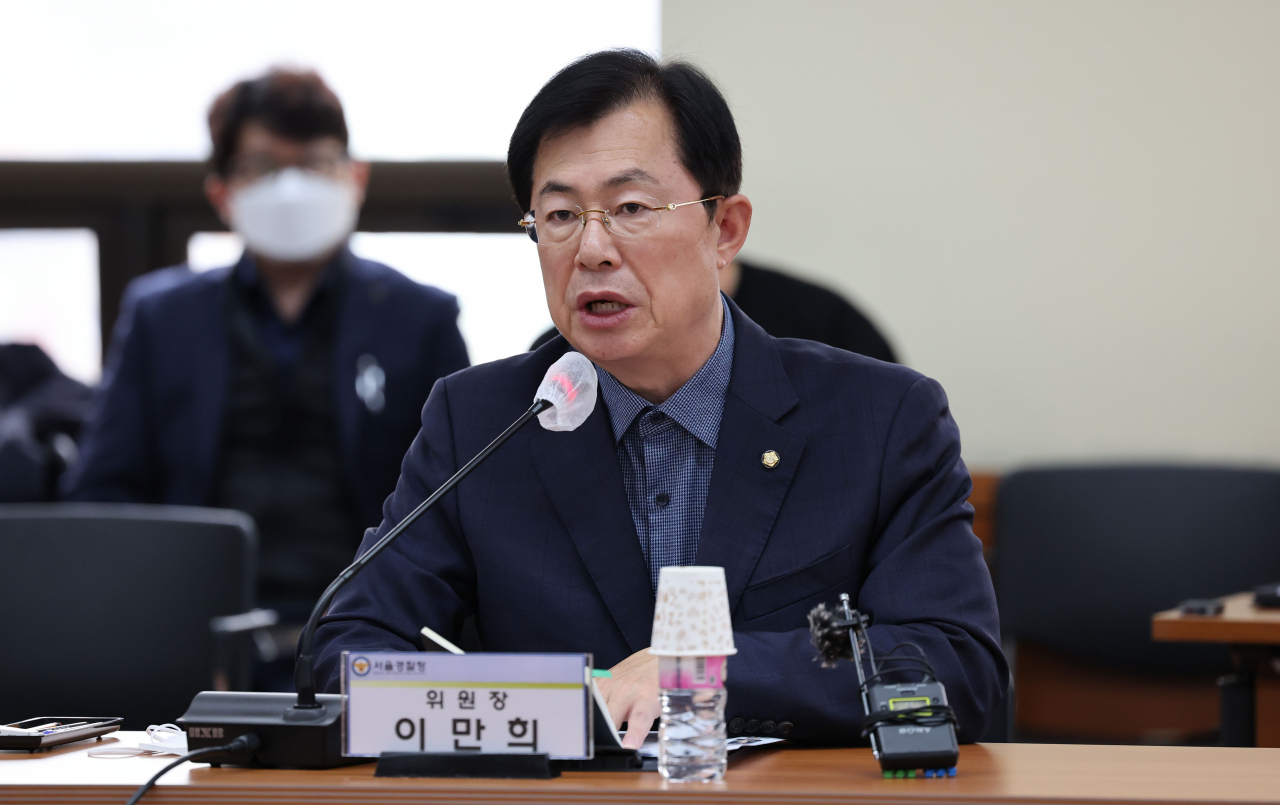 22일 오후 서울 종로구 서울시경찰청에서 열린 국민의힘 이태원 사고조사 및 안전대책특별위원회 방문회의에서 이만희 위원장이 발언하고 있다. [연합]