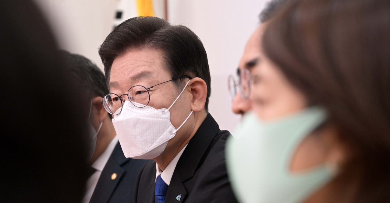 이재명 더불어민주당 대표가 지난 21일 오전 서울 여의도 국회에서 열린 최고위원회의에 참석해 박홍근 원내대표의모두발언을 듣고있다. 이상섭 기자
