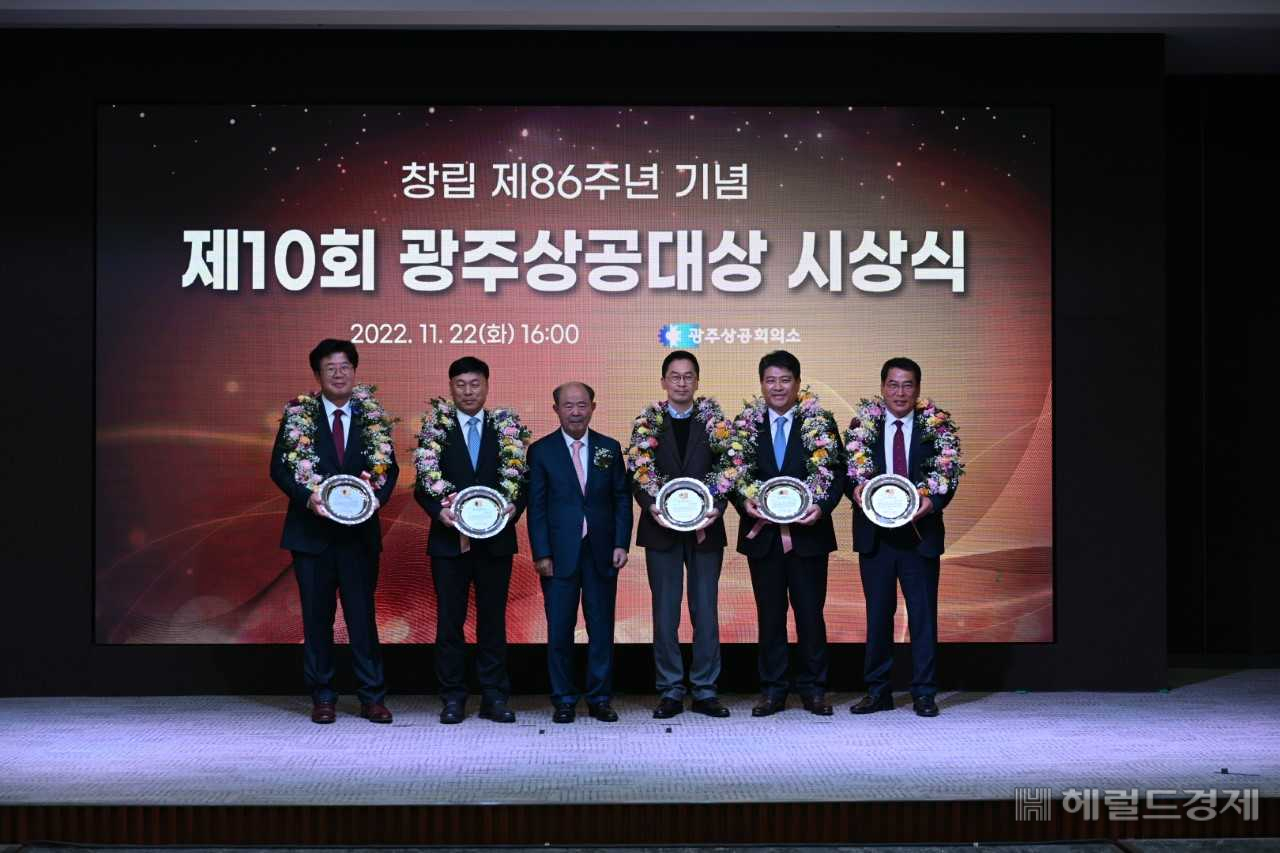 광주상공회의소는 22일 제10회 광주상공대상 시상식을 개최했다. 사진 왼쪽부터 정혁준 삼성전자(주)광주지원센터장, 김명선 금호타이어㈜ 생산기술본부장, 정창선 광주상공회의소 회장, 조순만 매일유업㈜ 광주공장장, 마찬호 남양건설㈜ 대표이사, 노정규 현대로오텍㈜ 대표이사