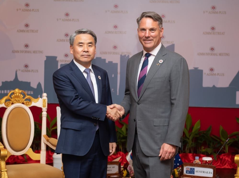 Defense Minister Lee Jong-sup (left) shakes hands with his Australian counterpart, Richard Marles, as they meet for talks on the sidelines of the Association of Southeast Asian Nations Defense Ministers' Meeting-Plus in Siem Reap, Cambodia, on Nov. 22, 2022 in this photo released by Lee's office. (Yonhap)