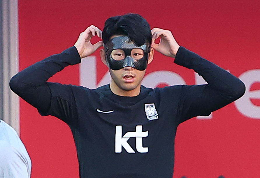 2022 카타르 월드컵 대표팀 손흥민이 21일(현지시간) 카타르 도하 알에글라 훈련장에서 마스크를 쓰며 훈련을 준비하고 있다. [연합]