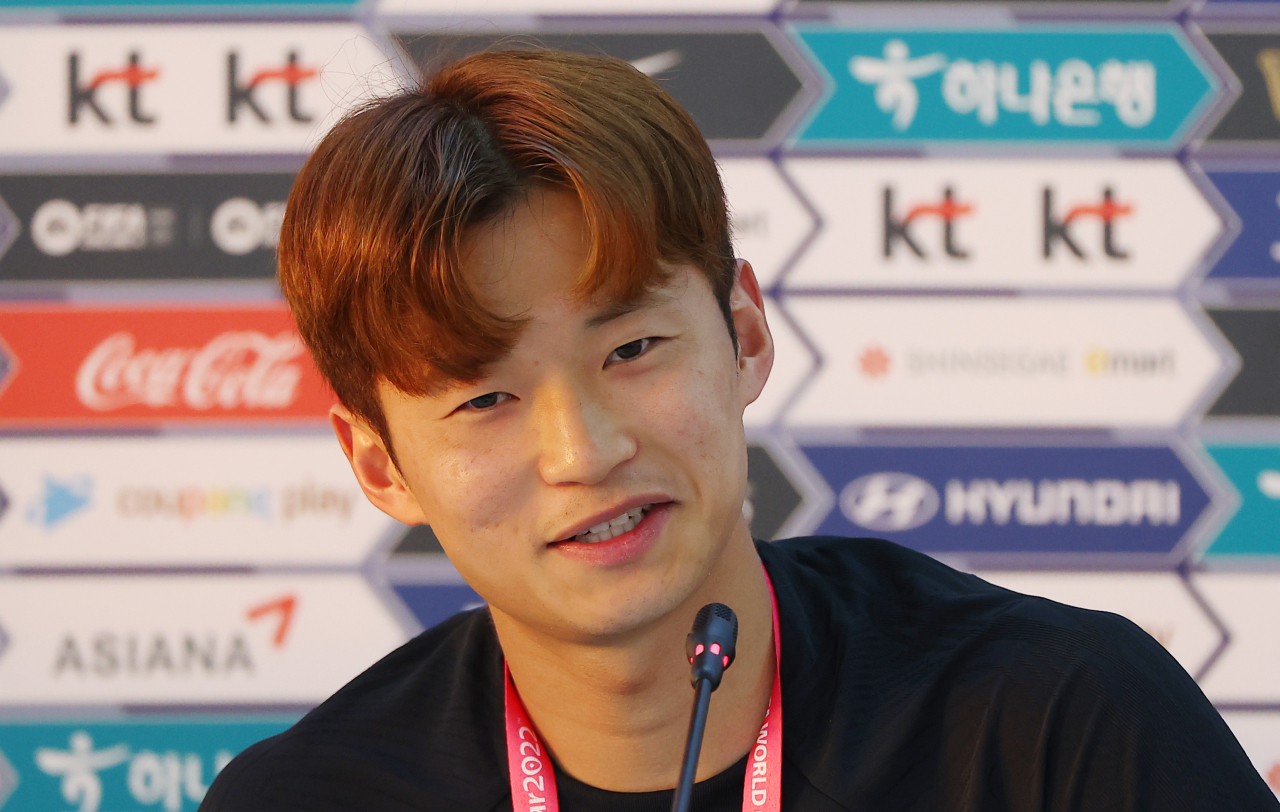 2022 카타르 월드컵 대표팀 김진수가 22일(현지시간) 카타르 도하 알에글라 훈련장에서 훈련 전 인터뷰를 하고 있다. 연합뉴스