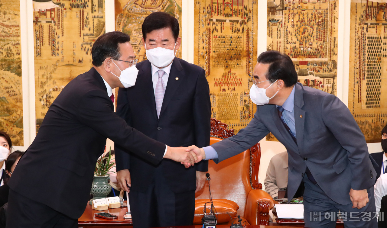 1일 오후 서울 여의도 국회 의장실에서 국민의힘 주호영 원내대표와 더불어민주당 박홍근 원내대표가 악수를 하고 있다. 이상섭 기자