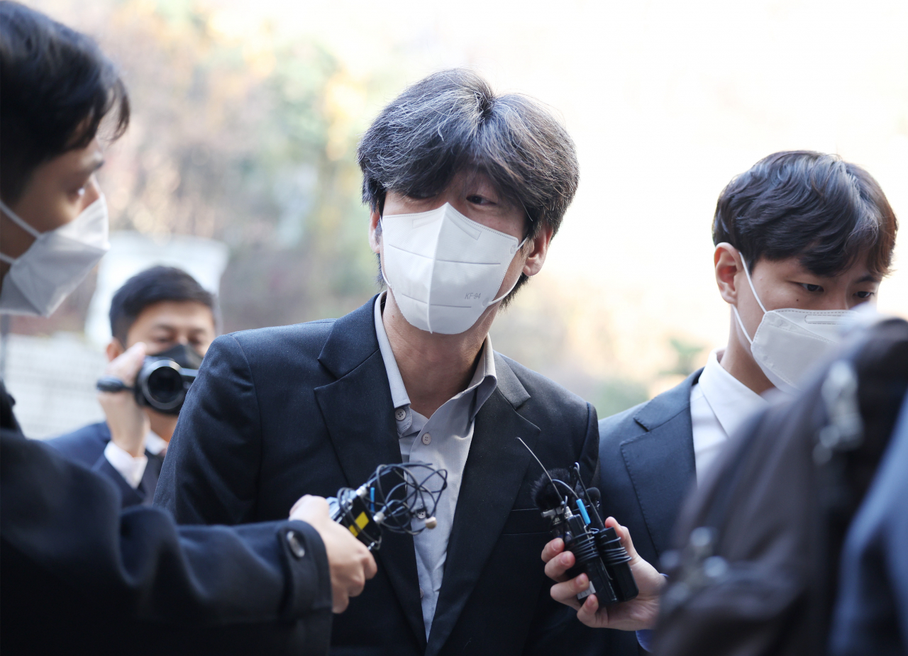 남욱 변호사(가운데)가 21일 오전 서울 서초구 서울중앙지방법원에서 열린 대장동 개발 사업 로비·특혜 의혹 관련 1심 속행 공판에 출석하기 위해 법정으로 향하는 모습. [연합]