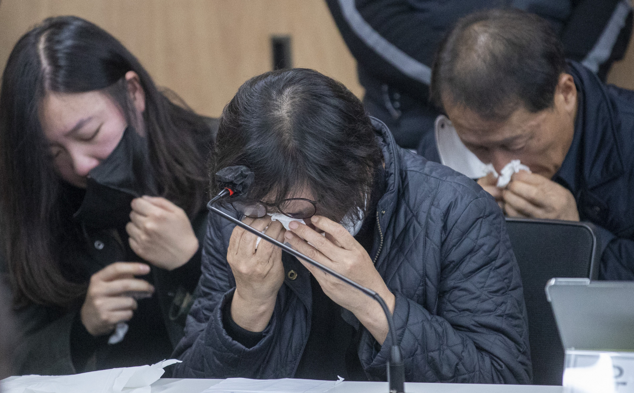 이태원 참사 유가족들이 지난 22일 오전 서울 서초구 민주사회를 위한 변호사모임(민변)에서 입장발표 기자회견에서 오열하고 있다. [연합]