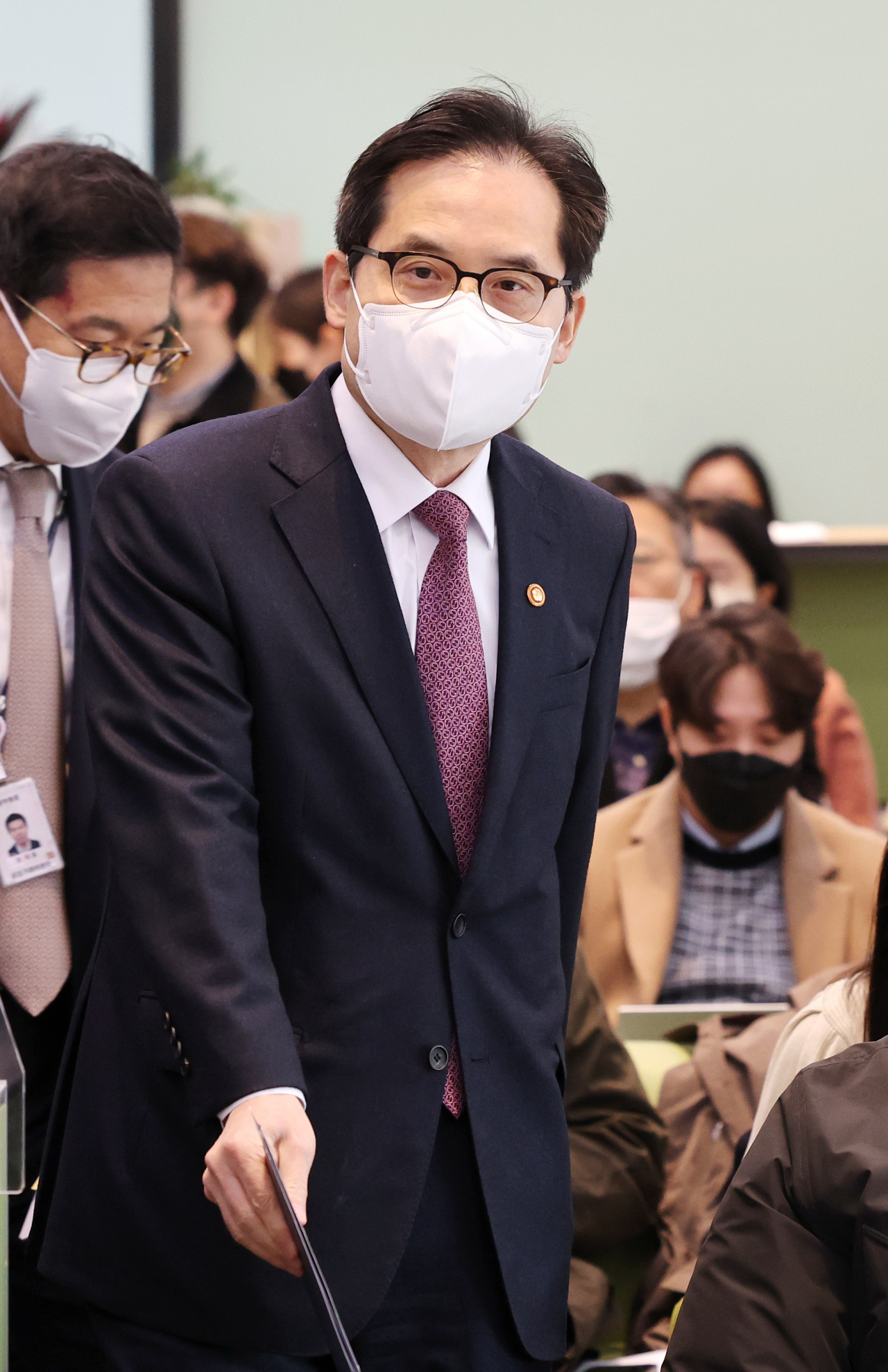 한기정 공정거래위원장이 플랫폼 독과점 문제를 해결하기 위해 광폭 행보를 이어가고 있다. 민간주도성장을 위시한 윤석열 정부 출범 이후 한동안 갈팡질팡했던 공정위 방향성이 위원장 임명과 카카오 사태로 제자리를 잡아가는 모양새다. 사진은 지난 14일 세종시 정부세종청사에서 열린 출입기자단 간담회에 입장하고 있는 한 위원장. [연합]