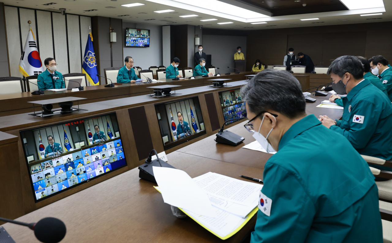 한덕수 국무총리가 23일 정부세종청사에서 이태원 사고 중대본 회의를 주재하고 있다. [연합]