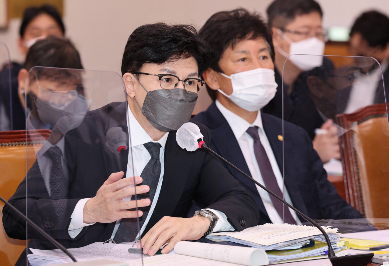 한동훈 법무부 장관이 7일 국회에서 열린 법사위원회에서 의원들의 질의에 답변하고 있다. [연합]