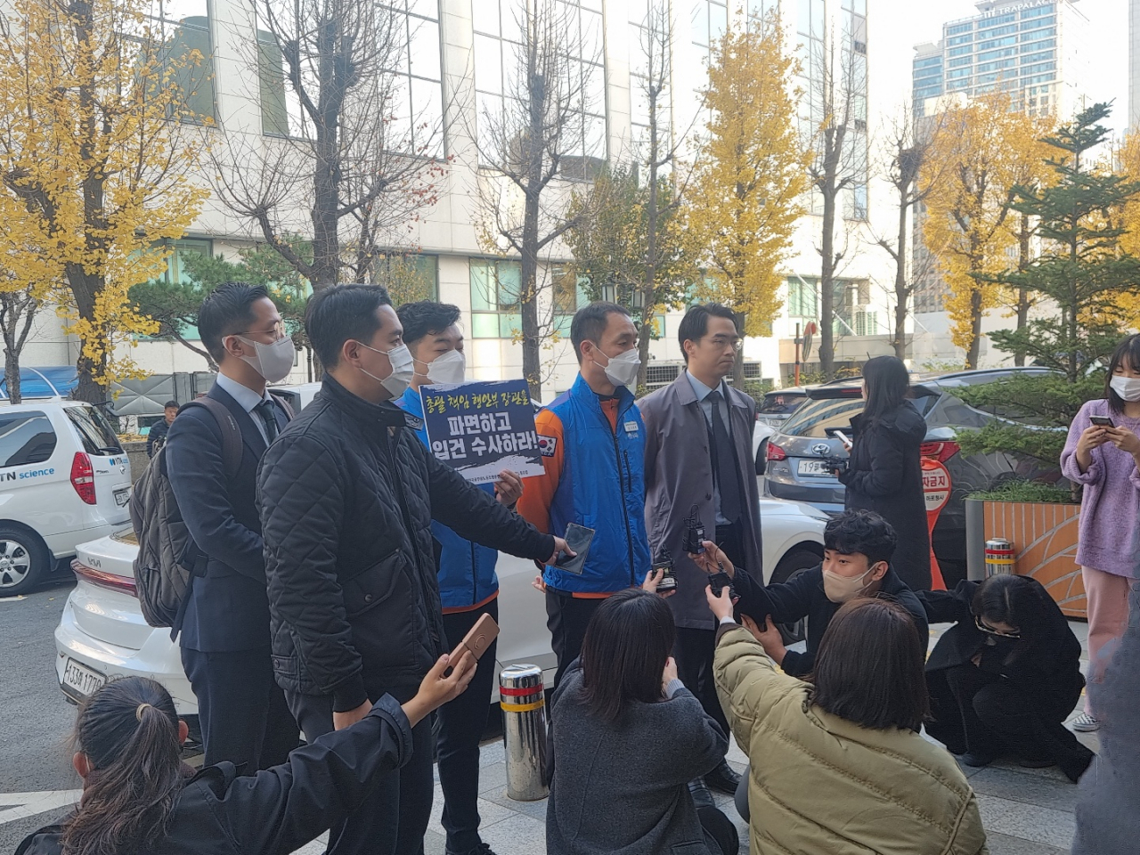 소방노조가 23일 서울 마포구 경찰 특별수사본부(특수본)에 고발인 조사를 받으러 오면서 이상민 행정안전부 장관에 대한 경찰 수사가 미진하다고 입장을 밝히고 있다. 김빛나 기자