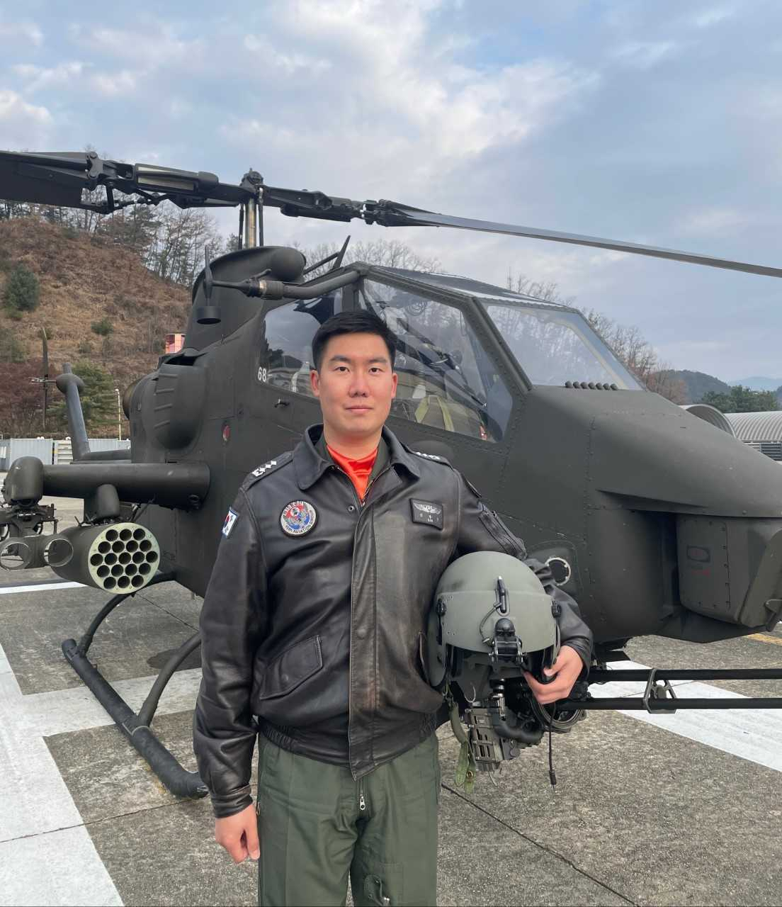 2022년 육군 ‘탑 헬리건’으로 선정돼 대통령상을 수상한 육군 103항공대대 김용진 대위가 코브라 헬기 앞에서 기념촬영을 하고 있다. [육군 제공]