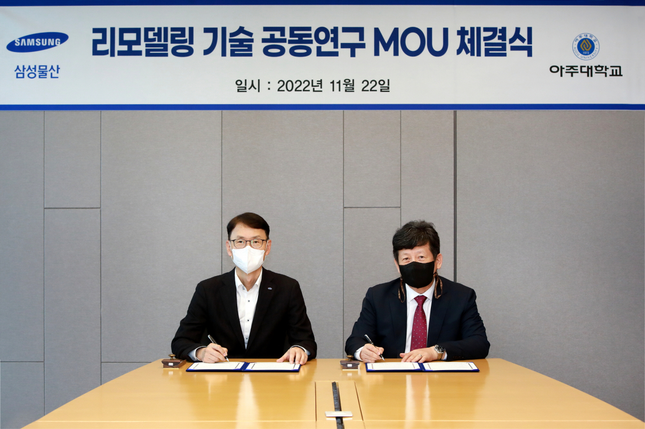 최영우 삼성물산 건축주택사업부장(사진 왼쪽)과 김경래 아주대학교 부총장이 리모델링 기술 공동연구 업무협약 체결식에 참석해 서명하고 있다. [삼성물산 제공]