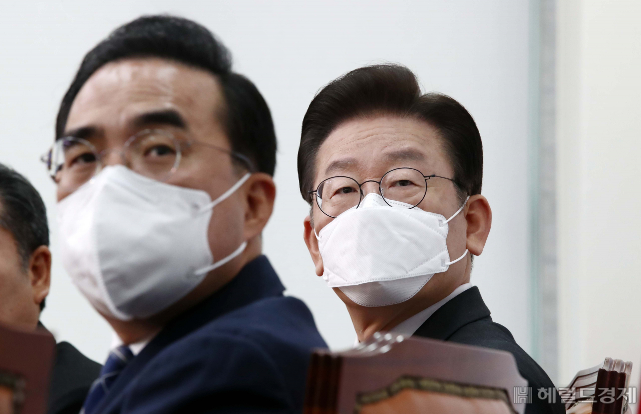 이재명 더불어민주당 대표와 박홍근 원내대표가 23일 서울 여의도 국회에서 열린 최고위원회의에서 영상을 보고 있다. 이상섭 기자