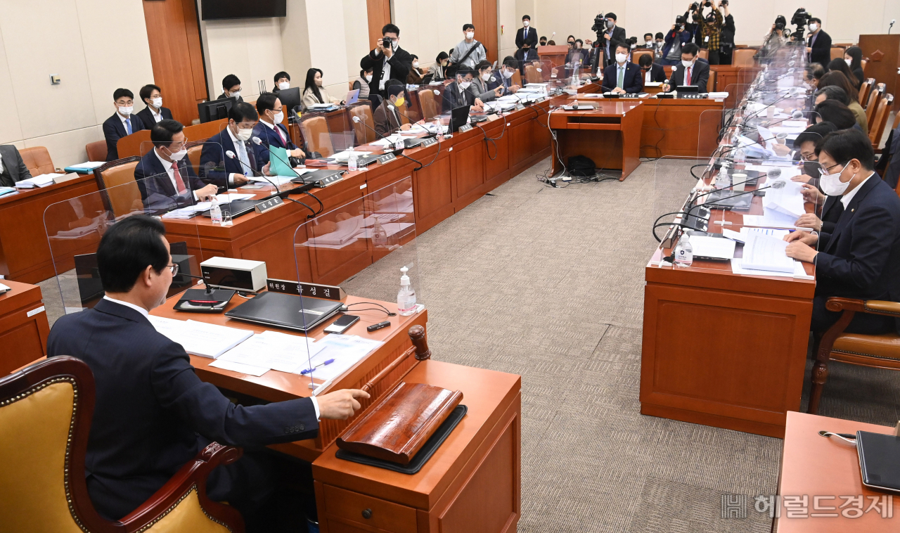 21일 서울 여의도 국회에서 열린 기획재정위원회 제1차 조세소위원회에서 류성걸 위원장이 의사봉을 두드리고 있다. 이상섭 기자