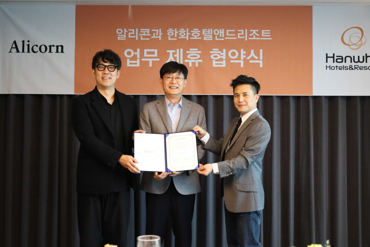 김성민 알리콘 대표(왼쪽부터)와 김형조 한화호텔앤드리조트 대표, 조민희 알리콘 대표가 업무협약을 맺고 후 기념촬영을 하고 있다.[알리콘 제공]