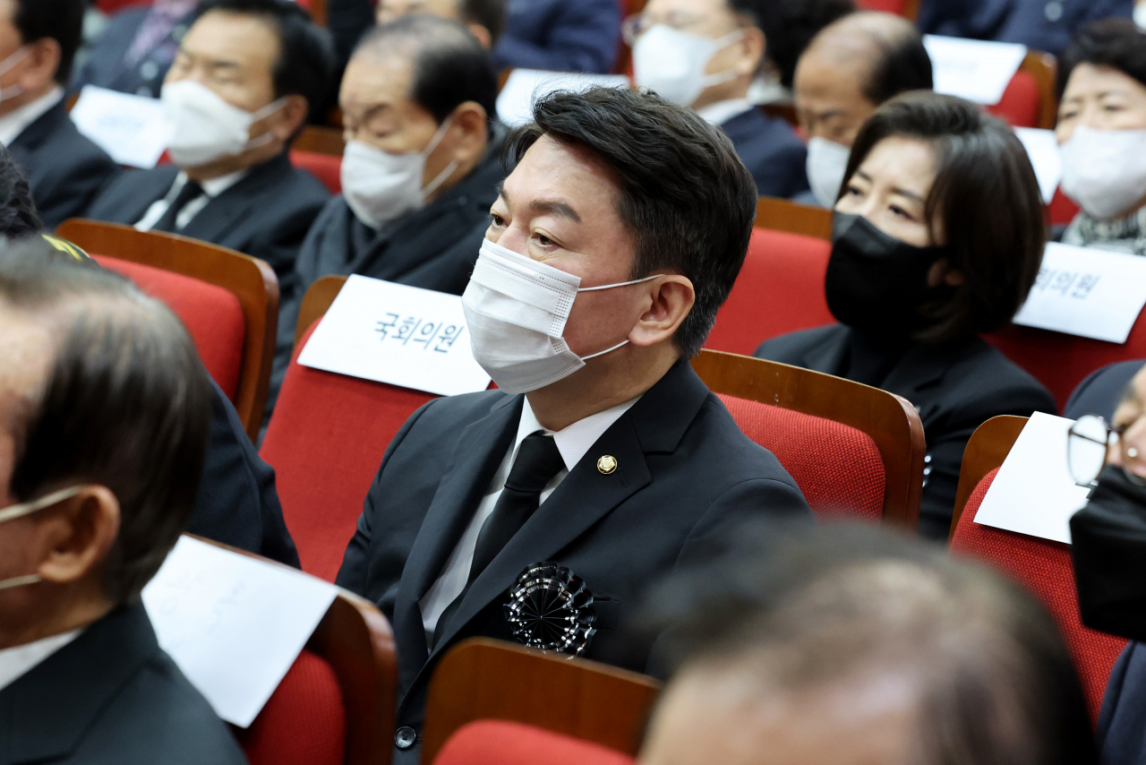 안철수 국민의힘 의원이 지난 22일 오전 국립서울현충원 현충관에서 열린 김영삼 전 대통령 서거 7주기 추모식에 참석해 자리하고 있다. [연합]