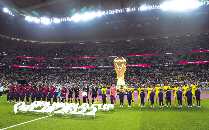 지난 20일(현지시간) 카타르 알 베이트 스타디움에서 열린 2022 국제축구연맹(FIFA) 카타르 월드컵 개막전에 앞서 카타르와 에콰도르 선수들이 도열해 양국 국가를 듣고 있다. [AP]