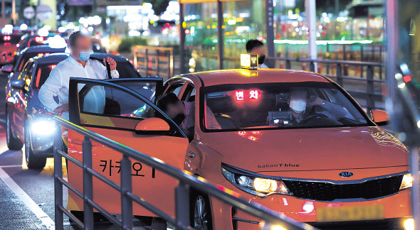 ‘심야 택시 대란’을 막기 위해 서울시에서 개인택시 부제 해제를 시도하는 등 강수를 뒀음에도 실효성이 적다는 통계가 나오고 있어 시의 고심이 깊어지고 있다. 사진은 18일 오후 서울역 택시승강장에서 시민이 택시를 타고 있는 모습. [연합]
