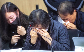 이태원 참사 유가족들이 지난 22일 오전 서울 서초구 민주사회를 위한 변호사모임(민변)에서 입장발표 기자회견에서 오열하고 있다. [연합]