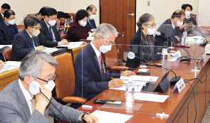 진술인으로 출석한 김병주 영남대학교 교수(왼쪽부터), 박종훈 경상남도 교육감, 임희성 대학교육연구소 연구원, 하연섭 연세대학교 교수가 의견을 말하고 있다. [연합]