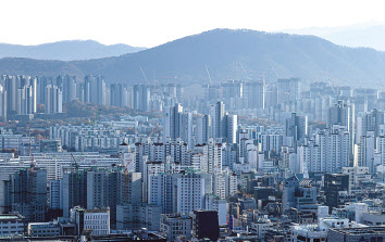 서울 강남구 삼성동 아셈타워에서 바라본 시내 아파트 모습. [연합]