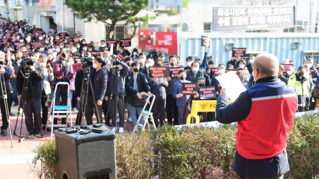 23일 경기도 화성시민 500여 명이 성범죄자 박병화의 자진 퇴거를 촉구하는 집회를 열었다. [화성시 제공]