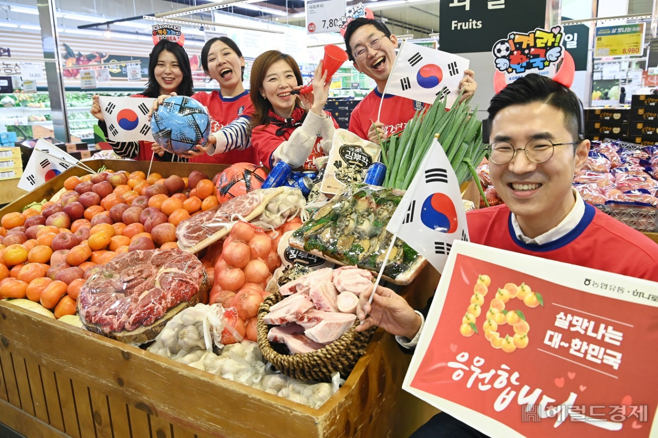 23일 서울 서초구 농협하나로마트 양재점에서 ‘열정 가득한건강 응원전’을 주제로 보양식 재료 및 응원간식 최대 52% 할인하는 행사를 진행한 가운데 모델들이 포즈를 취하고 있다. 사진=농협유통 제공