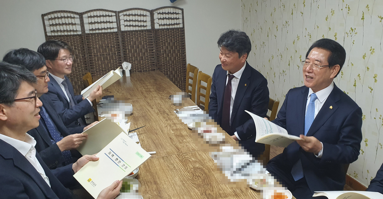 내년 정부에산과 관련 기재부를 방문해 현안사업을 설명하고 있는 김영록지사(오른쪽)