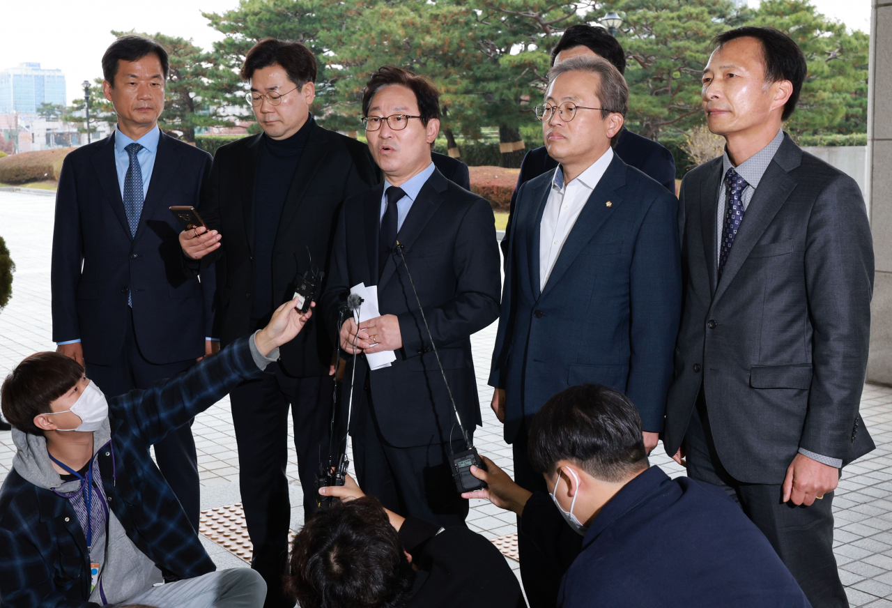 더불어민주당 '검찰독재정치탄압대책위원회' 박범계 상임위원장을 비롯한 의원들이 지난 14일 오전 서울 서초동 대검찰청으로 향하며 취재진 질문에 답하고 있다. [연합]