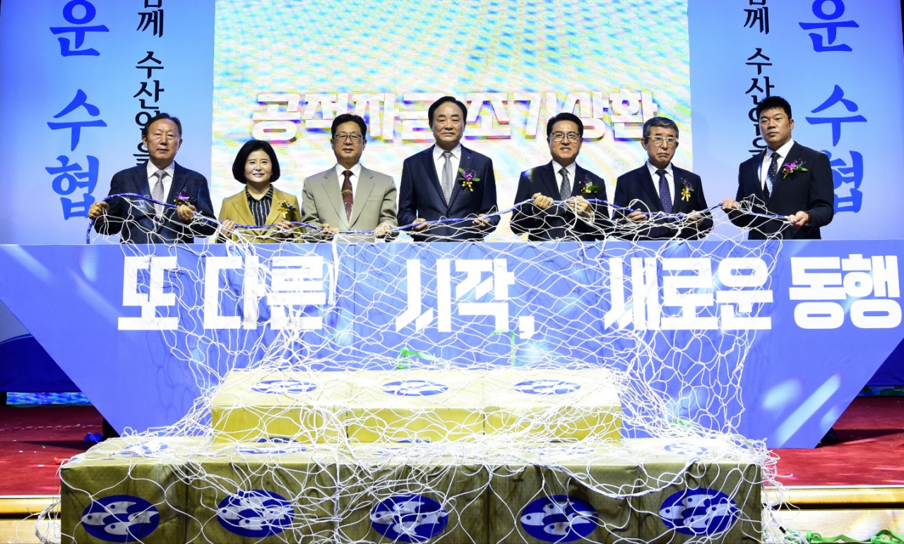 23일 서울 송파구 수협중앙회 본사에서 열린 '공적자금 조기상환 기념식'에서 김영태 수협 동우회 회장(사진 왼쪽부터), 양경숙 국회의원, 이달곤 국회의원, 임준택 수협중앙회장, 정운천 국회의원, 권중천 냉동냉장수협조합장, 이우진 수협 노조위원장이 '수협호'라는 어선에 올라타 이날 선포한 '수협 미래 비전'을 그물로 끌어 올리는 세리머니를 하고 있다.[수협중앙회 제공]