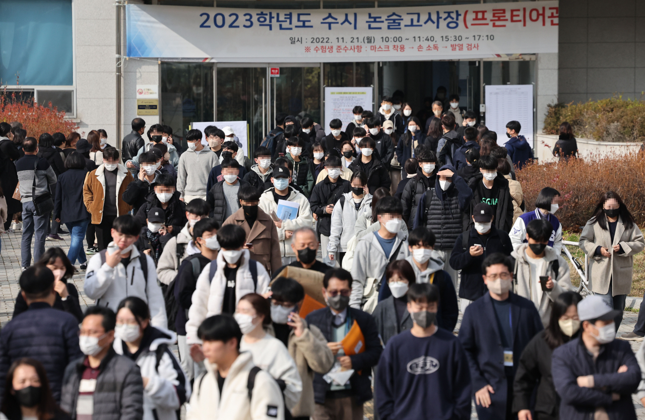 지난 21일 오전 서울 노원구 서울과학기술대학교에서 2023학년도 수시 공과대학·기술경영융합대학 논술고사를 마친 수험생들이 학교를 빠져나오고 있다. [연합]