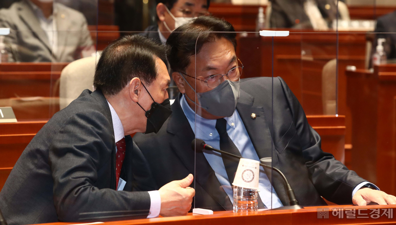 정진석 국민의힘 비상대책위원장이 23일 오전 서울 여의도 국회에서 열린 의원총회에서 김석기 사무총장과 대화를 하고 있다. 이상섭 기자
