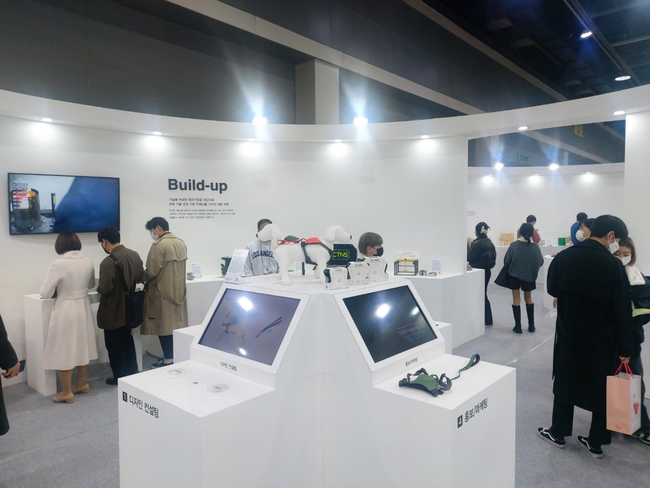 서울 양재aT센터에서 23일 개최된 2022 디자인코리아 전시회에서 열린 ‘디자인주도 제조혁신센터 성과전시’ 부스를 둘러보고 있는 관람객들. [헤럴드]